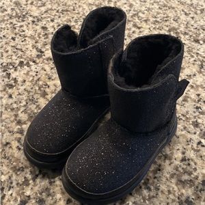 NWOT Toddler UGG size 6